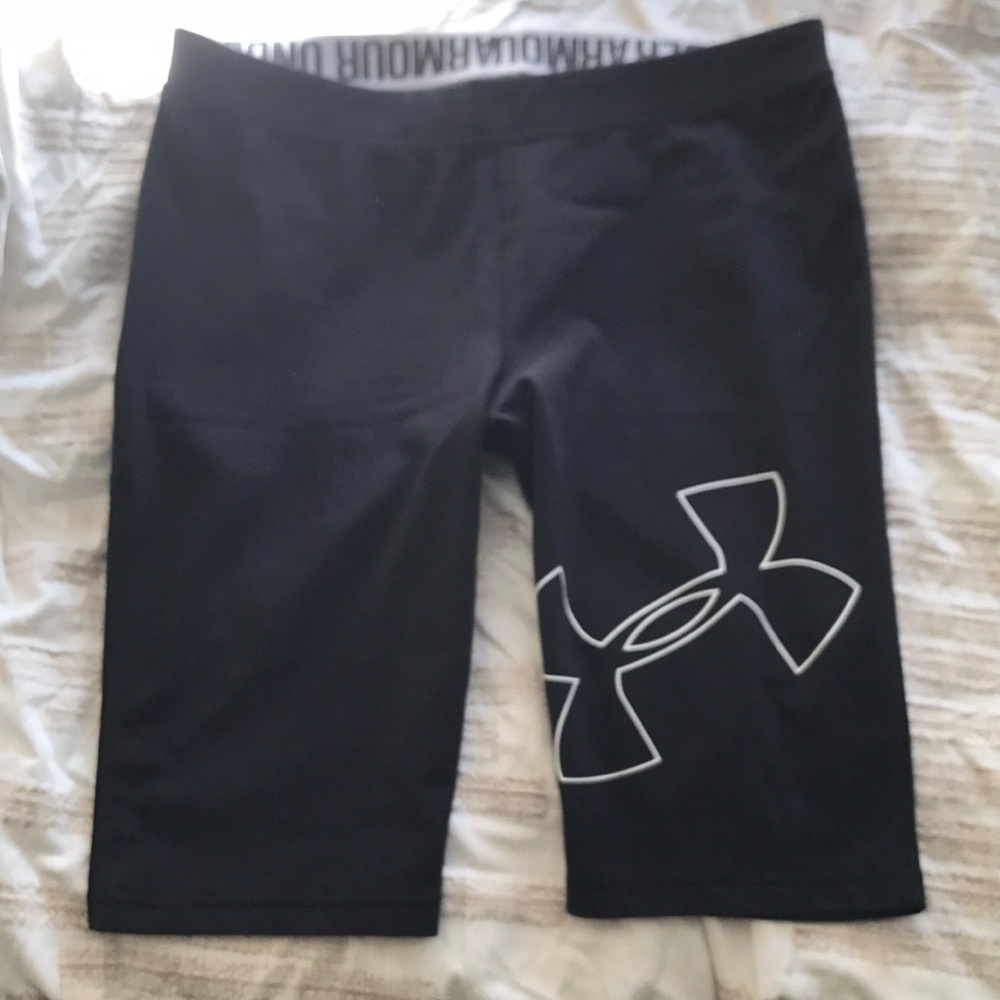 Good condition black Under Armour shorts size L
